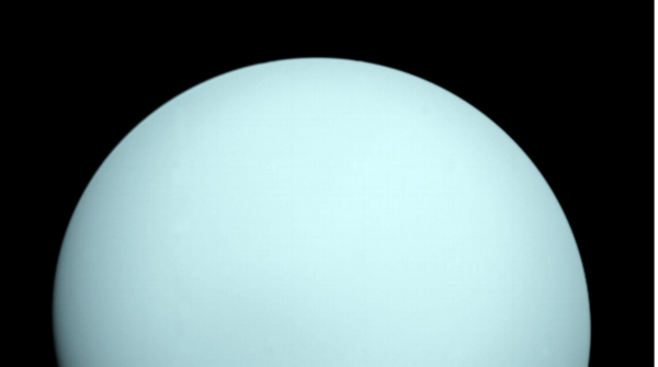 1986년 천왕성 스쳐 지나던 보이저 2가 포착한 회색빛-녹청색의 단조로운 천왕성 모습.&nbsp;ⓒ데일리포스트=이미지 제공/NASA/JPL-Caltech