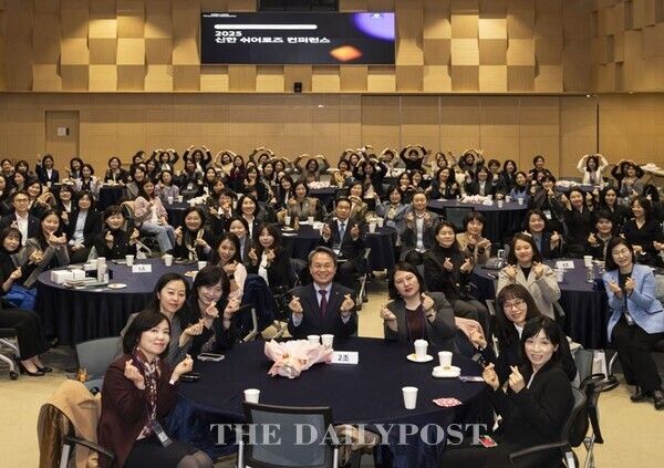 ©데일리포스트=2025년 신한 쉬어로즈 콘퍼런스 참석 진옥동 회장(사진 중앙) / 신한금융그룹 제공