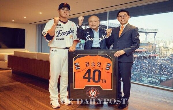 ©데일리포스트=김승연 회장이 박종태 이글스 대표이사, 주장 채은성 선수와 함께 40주년 기념 유니폼을 들고 파이팅을 외치고 있다. / 한화그룹 제공