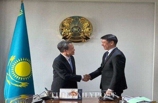 ©데일리포스트=진옥동 신한금융그룹 회장(사진 좌측)이 누를란 압드라흐마노프 카자흐스탄 금융감독원 은행담당 수석부원장을 만나 인사하고 있다. / 신한금융그룹 제공