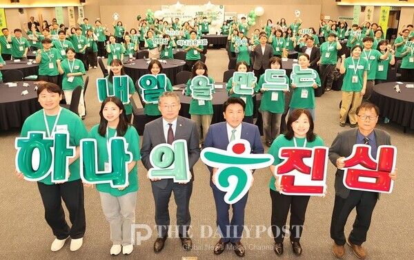 ©데일리포스트=2025 하나 파워 온 혁신기업 인턴십 출발행사 우측에서 세 번째 하나금융그룹 함영주 회장 / 하나금융그룹 제공