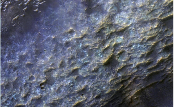 비와 눈에 의해 침식된 것으로 보이는 화성 지형.&nbsp;지구에서 강수에 의해 형성된 계곡과 유사한 분지 형태가 확인된다.&nbsp;출처: NASA / JPL-Caltech / University of Arizona