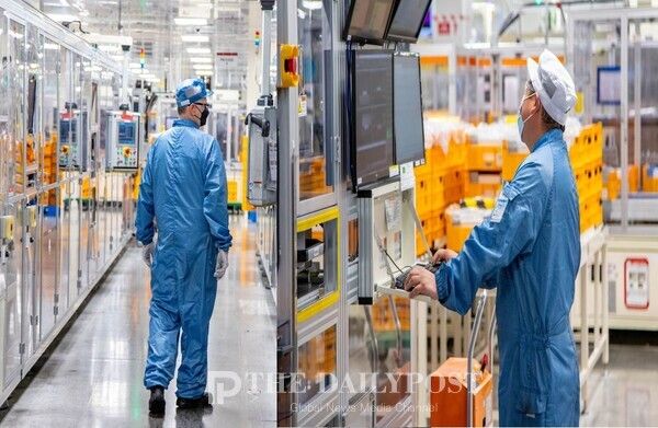 ©데일리포스트=LG에너지솔루션 미시간 홀랜드 공장에서 직원이 배터리 생산 공정을 살펴보고 있다. / LG에너지솔루션 제공