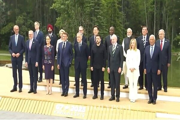 캐나다에서 개최한 주요 7개국(G7) 정상회의에 참석한 이재명 대통령(뒷줄 우측에서 다섯 번째) 각국 정상들과 기념사진