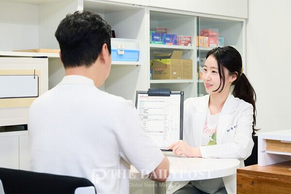 ©데일리포스트=SK네트웍스 구성원이 건강 관련 상담을 받고 있다. / SK네트웍스 제공