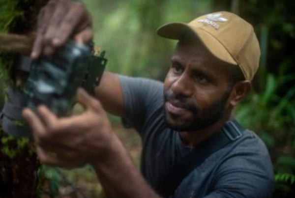 탐사팀원 기손 모립(Gison Morib)이 80개의 카메라 트랩 중 하나를 설치하고 있는 모습.&nbsp;&nbsp;ⓒ데일리포스트=이미지 제공/Expedition Cyclops.