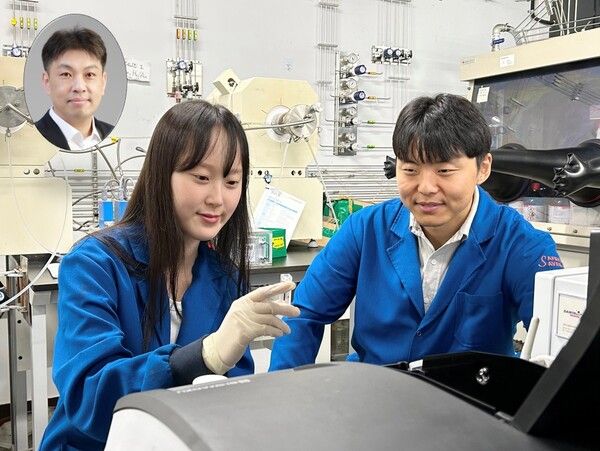 (왼쪽부터) 생명화학공학과 이진우 교수, 박선혜 박사과정, 최대은 박사과정 ⓒ데일리포스트=이미지 제공/KAIST