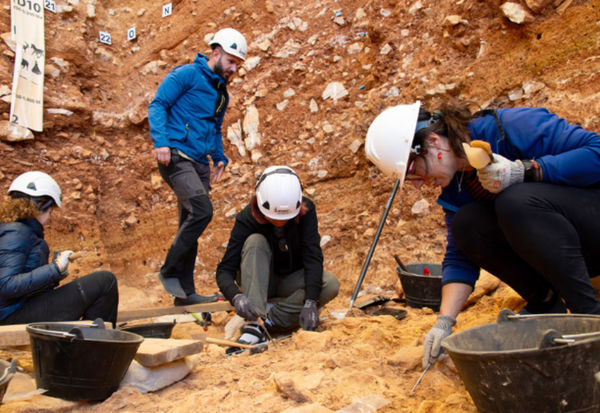 스페인 아타푸에르카의 그란 돌리나 동굴에서 고고학자들이 유골을 발굴하고 있다. 이 지역은 초기 인류의 식인 흔적이 다수 발견된 주요 유적지다. ⓒ데일리포스트=이미지 제공/IPHES-CERCA
