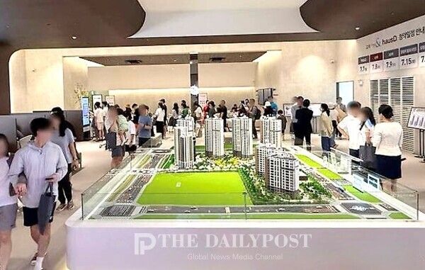 ©데일리포스트=지난달 27일 개관한 고덕 자연앤 하우스디 견본주택에 내방객들로 붐비고 있다. / DB