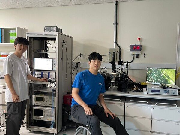 황재하, 송준기 박사과정 학생의 실험 수행&nbsp;&nbsp;ⓒ데일리포스트=이미지 제공/&nbsp;KAIST