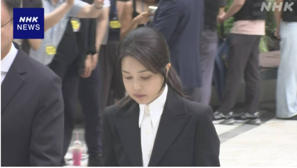 김건희 여사가 특검 사무실에 출석하며 사과 발언을 하는 장면. NHK 보도 화면 중.&nbsp;&nbsp;ⓒ데일리포스트=화면 캡처/NHK YouTube