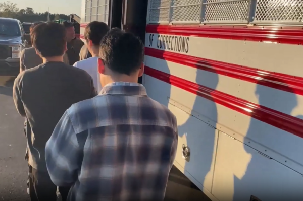 미국 이민단속국(ICE)은 조지아주 현대차-LG에너지솔루션 합작 배터리 공장 건설 현장에서 지난 4일(현지시간) 진행한 불법체류·고용 단속 장면을 홈페이지에 공개했다.&nbsp;ⓒ데일리포스트=이미지 제공/ICE 홈페이지 영상 캡처