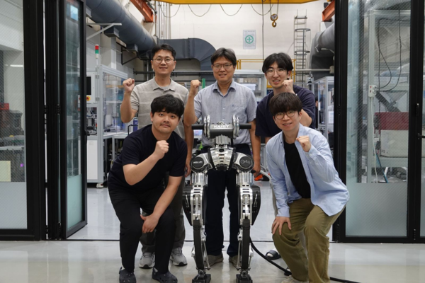 (뒷줄 가운데부터 시계방향으로)박해원 교수, 강동윤 박사과정, 김하준 박사과정, 최종훈 박사과정, 김민수 연구교수.&nbsp;ⓒ데일리포스트=이미지 제공/KAIST