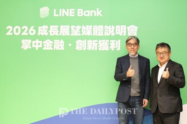 ©데일리포스트=모리스황 대만 라인뱅크 대표(사진 좌측)와 황인준 라인파이낸셜 대표 겸 대만 라인뱅크 이사회 회장 / 라인뱅크 제공