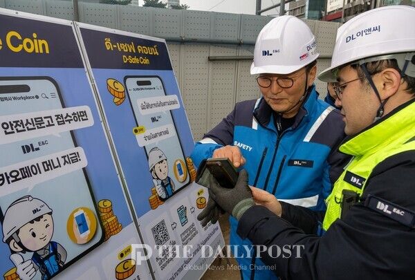 ©데일리포스트=영동대로 지하공간 복합개발 1공구 건설 현장에서 박상신 DL이앤씨 대표(왼쪽)가 QR코드를 통해 작업중지권을 활용하고 있다 / DL이앤씨 제공
