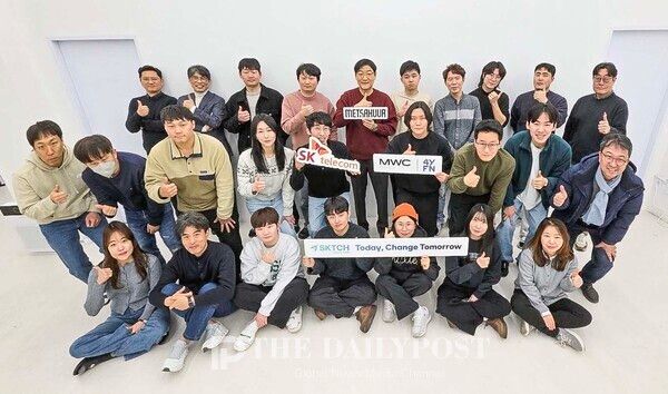 ©데일리포스트=메사쿠어컴퍼니 이지훈 대표와 임직원들이 ‘SKT 스타트업 전시관’의 슬로건을 들고 포즈를 취하는 모습 / SK텔레콤 제공