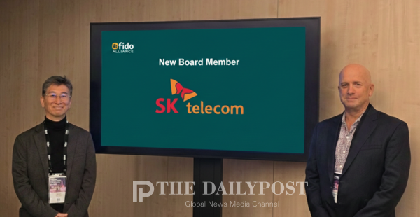 ©데일리포스트=이종현 SKT 통합보안센터장(사진 좌측)과 앤드류 시키어(Andrew Shikiar) FIDO 얼라이언스 전무이사 겸 CEO(사진 우측)가 기념 촬영 / SK텔레콤 제공