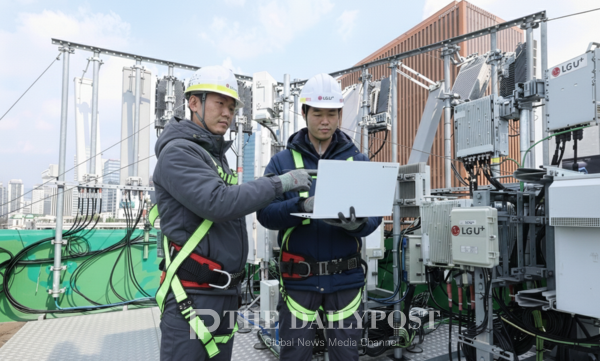 ©데일리포스트=사진은 LG유플러스 임직원이 서울역 인근 네트워크 장비를 점검하고 있는 모습 / LG유플러스 제공