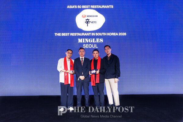 ©데일리포스트=농심이 25일 홍콩에서 열린 '아시아 50 베스트 레스토랑'에서, 전체 4위에 오르며 한국 레스토랑 중 가장 높은 순위를 기록한 강민구 셰프의 '밍글스'에 신라면상(Best restaurant in Korea sponsored by Nongshim Shinramyun)을 시상했다. 사진 왼쪽부터 강민구 셰프, 농심 최영갑 면마케팅실장과 밍글스 관계자들