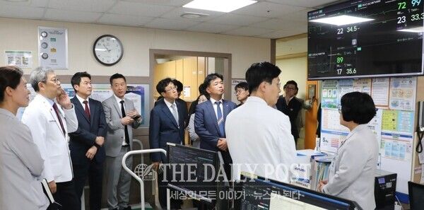 전남대학교병원 정신 병원장, 윤경철 진료부원장, 동아에스티 조상욱 상무, 메쥬 박정환 대표, 피플앤드테크놀러지 홍성표 대표 등 관계자들이 라이브 스튜디오로 환자 모니터링을 하고 있다.