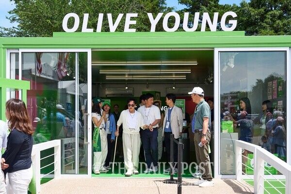 이재현 CJ그룹 회장이 23일(현지 시간) 미국 '더 CJ컵' 대회장 안에서 운영된 올리브영 컨세션을 둘러본 뒤 관계자들과 함께 이동하고 있다.