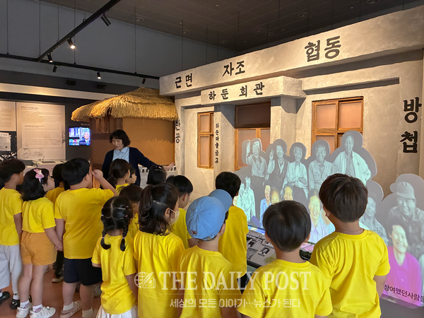 ©데일리포스트=경남 산청군 새마을금고역사관에서 진행한 ‘2026유아 금융교육’에서 어린이들이 역사관을 둘러보며,새마을금고의 역사와 발전 과정을 살펴보고 있다.