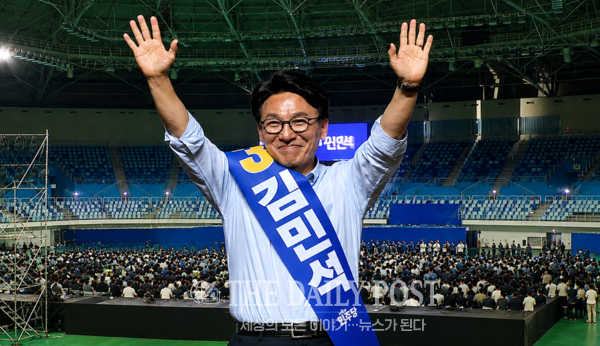 ©데일리포스트=8일 제주·인천 합동연설회를 마친 뒤 김민석 더불어민주당 당대표 후보 / DB 재구성