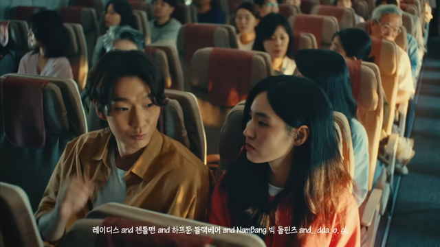 [AP신문 광고평론 No.889]&nbsp;기장의 안내 멘트에 놀라는 승객들. 사진 아시아나항공 유튜브 캡처 ⓒAP신문(AP뉴스)