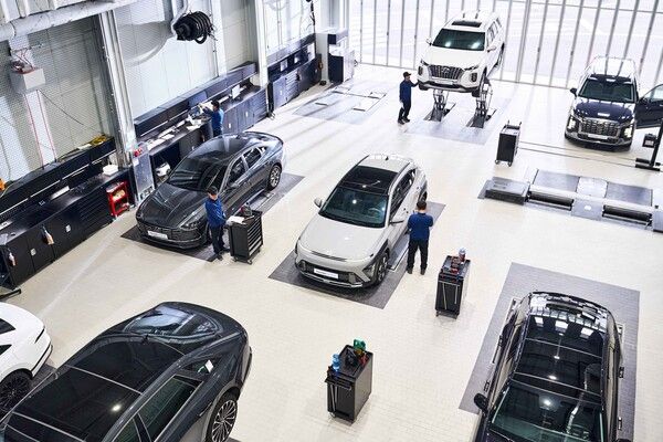 ©AP신문(AP뉴스)/ 이미지 제공 = 현대자동차 ▲현대자동차 인증중고차 양산센터 상품화동에서 상품화 전담 인력이 매입한 중고차에 대해 272개 항목의 정밀진단을 진행하고 있는 모습