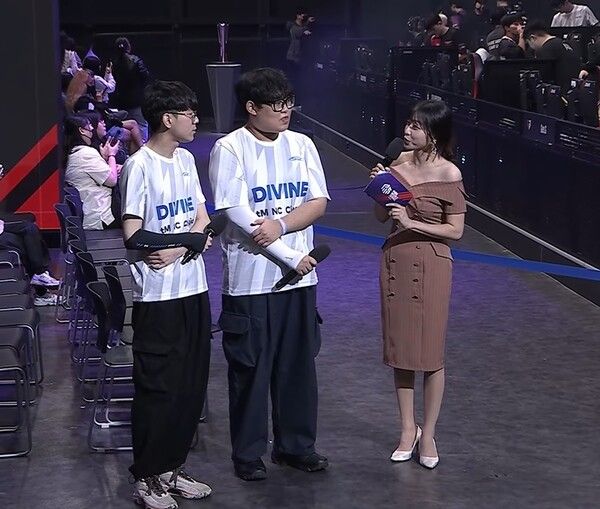 ©AP신문(AP뉴스)/ 이미지 제공 = 크래프톤 ▲디바인 티엠의 도젤, 발포 선수가 경기 후 김희주 아나운서와 인터뷰를 하고 있다.