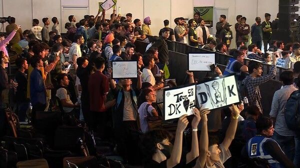 ©AP신문(AP뉴스)/ 이미지 제공 = 크래프톤 ▲27일 인도 델리 프라가티 마이단에서 열린 크래프톤 주최 'BGMI 인비테이셔널'에서 디플러스 기아를 응원하는 팬들의 모습