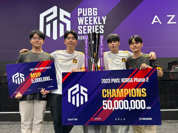 ©AP신문(AP뉴스)/ 이미지 제공 = 크래프톤 ▲다나와 이스포츠가 10월 27일 서울 잠실 비타500 콜로세움서 열린 크래프톤 주최 배틀그라운드 e스포츠 대회 '2023 PWS2' 그랜드 파이널 최종일 경기에서 우승을 차지했다. (왼쪽부터) 살루트, 서울, 이노닉스, 로키 선수가 시상식 후 기념촬영을 하고 있다.