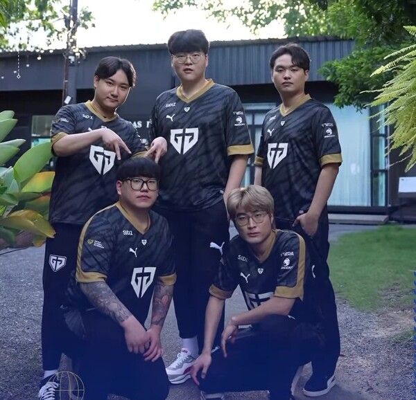 ©AP신문(AP뉴스)/ 이미지 제공 = 크래프톤 ▲젠지 선수단. (앞줄 첫 번째부터 시계방향으로) 태민(taemin·강태민), 에스더(Esther·고정완), 성장(Seongjang·성장환), 피오(Pio·차승훈), 디지구팔(DG98·황대권) 선수