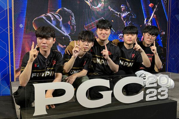 ©AP신문(AP뉴스)/ 이미지 제공 = 크래프톤 ▲V7 펀핀 선수단. (왼쪽부터) 헤븐(Heaven·김태성), 규민(Gyumin·심규민), 글라즈(Glaz·윤성빈), 토시(Tosi·성윤모) 선수, 김성민 코치