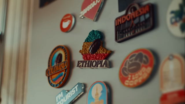 [AP신문 광고평론 No.941]&nbsp; 냉장고 위에 여행지의 마그넷들이 붙어있다. 사진 동서식품 유튜브 캡처 ⓒAP신문(AP뉴스)