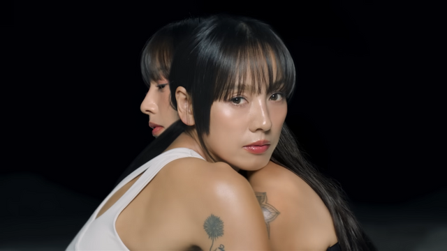 [AP신문 광고평론 No.944]&nbsp; 두 명의 이효리가 서로를 껴안는듯한 연출. 사진 달바 유튜브 캡처 ⓒAP신문(AP뉴스)