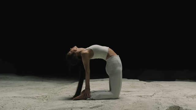 [AP신문 광고평론 No.944]&nbsp; 우주 공간에서 요가를 하는 이효리. 사진 달바 유튜브 캡처 ⓒAP신문(AP뉴스)