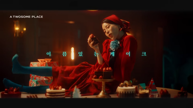 [AP신문 광고평론 No.931]&nbsp;영상 전반에 사용된 레드 컬러. 사진 투썸플레이스 유튜브 캡처 ⓒAP신문(AP뉴스)