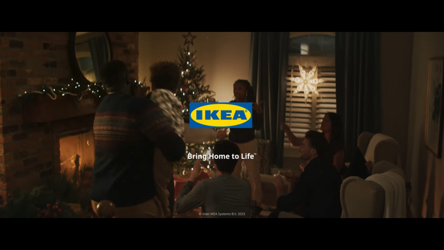 [AP신문 광고평론 No.930]&nbsp;홈파티 장면 위로 이케아 로고가 등장한다. 사진 Ikea Canada 유튜브 캡처 ⓒAP신문(AP뉴스)