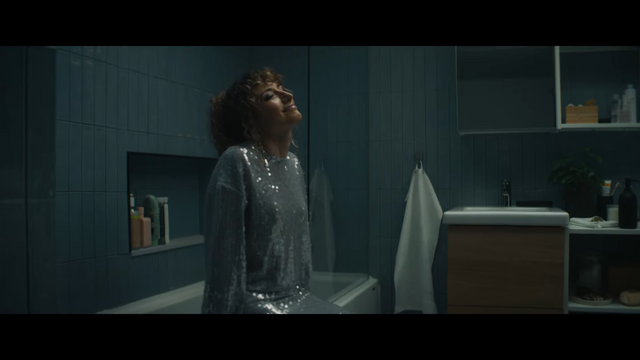 [AP신문 광고평론 No.930]&nbsp;모델이 파티에서 벗어나 잠시 쉬고 있다. 사진 Ikea Canada 유튜브 캡처 ⓒAP신문(AP뉴스)