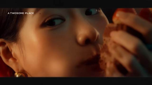 [AP신문 광고평론 No.931]&nbsp;임지연이 케이크를 손으로 먹고 있다. 사진 투썸플레이스 유튜브 캡처 ⓒAP신문(AP뉴스)