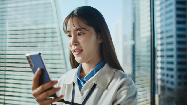 [AP신문 광고평론 No.755] 배당금을 보며 기뻐하는 직장인. 사진 삼성FN리츠 유튜브 캡처 ⓒAP신문