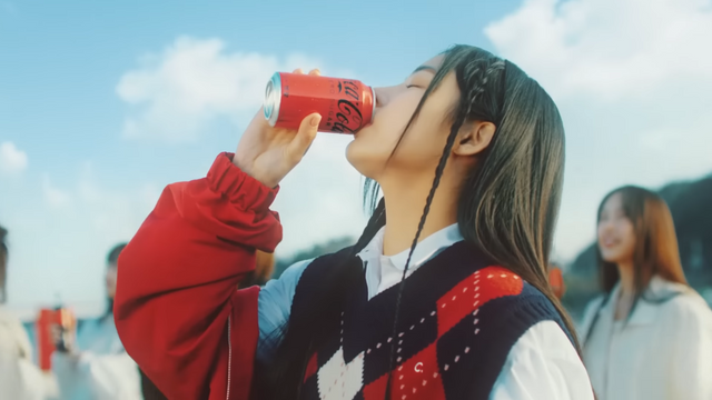 [AP신문 광고평론 No.776] 코카콜라를 마시는 멤버 민지. 사진 코카콜라코리아 유튜브 캡처 ⓒAP신문