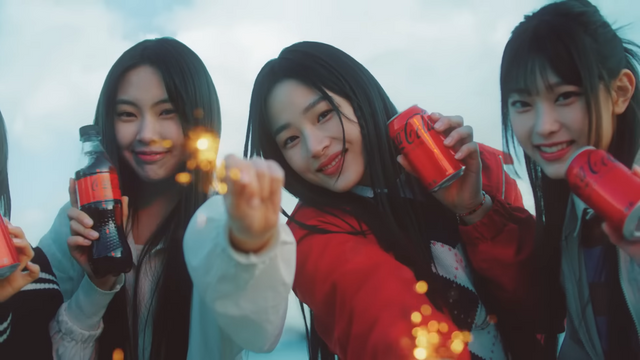 [AP신문 광고평론 No.776] 바닷가에서 즐거운 시간을 보내는 뉴진스 멤버들. 사진 코카콜라코리아 유튜브 캡처 ⓒAP신문