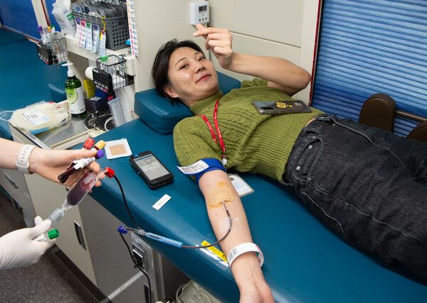 ▲경기도 성남시 분당구 SK-u타워에서 열린 '사랑나눔 행가래 단체 헌혈행사'에서 SK㈜ C&C 구성원이 헌혈을 하고 있는 모습. (사진 = SK㈜ C&C 제공)