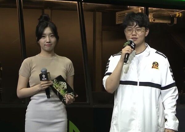 ▲다나와 e스포츠의 '살루트(Salute, 우제현)' 선수가 경기 후 아나운서 벨라(Bella, 동수항)와의 인터뷰를 진행하고 있다./ 이미지 = 크래프톤 제공