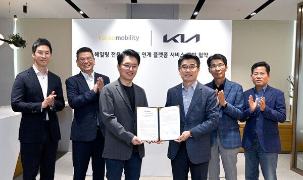 ©AP신문(AP뉴스)/ 이미지 제공 = 기아 ▲기아는 지난 11일 양재동 본사에서 카카오모빌리티와 ‘헤일링 전용 PBV 및 연계 플랫폼 서비스 개발을 위한 업무협약(MOU)’을 체결했다. (왼쪽부터) 카카오모빌리티 장성욱 부사장, 안규진 부사장, 류긍선 대표, 기아 송호성 사장, 권혁호 부사장, 김상대 전무가 기념 촬영을 하는 모습.