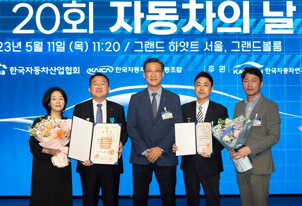 ©AP신문(AP뉴스)/ 이미지 제공 = 르노코리아자동차 ▲지난 11일 열린 '제20회 자동차의 날' 행사에서 르노코리아자동차 송상명 디렉터(왼쪽 두 번째)와 박소정 담당(오른쪽 두 번째)이 XM3의 수출 경쟁력을 높이고 이로 인해 협력업체를 비롯한 지역 경제 발전에 공헌한 공로로 각각 산업포장과 국무총리 표창을 수상했다. 유공자 포상 후 르노코리아자동차 최상규 연구소장(가운데)과 함께 기념촬영을 하고 있다.