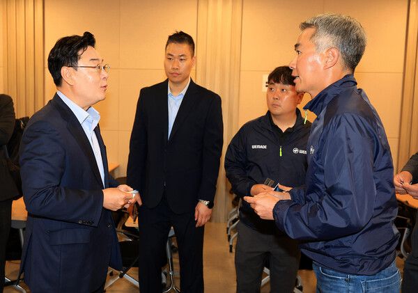 ©AP신문(AP뉴스)/ 이미지 제공 = 연합뉴스 ▲국민의힘 김성원 코인게이트 진상조사단장이 지난 19일 경기도 성남시 위메이드 본사에서 열린 현장방문에서 장현국 위메이드 대표와 인사를 나누고 있다.