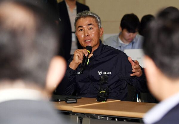 ©AP신문(AP뉴스)/ 이미지 제공 = 연합뉴스 ▲장현국 위메이드 대표가 지난 19일 경기도 성남시 판교 위메이드 본사에서 열린 국민의힘 코인게이트 진상조사단 현장 방문에서 브리핑하고 있다.